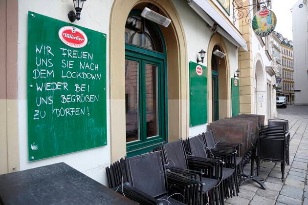 Coronakrise Wien: 4. harter Lockdown - Verlängerte Osterruhe Wien, Innere Stadt, 16.4.2021 Corona-Pandemie, Corona, Corona-Virus, CoV 2, Covid 19, Sars, Virus, Virusinfektion, Pandemie, CoronakriseKrise, Viruserkrankung, Coronavirus, SARS-CoV-2 Menschenleere Innenstadt Gastronomie, Gastgewerbe, geschlossen, Wirtschaftskrise, Wirtschaftflaute, Restaurant, Gastronomie, Gasthäuser, Gasthaus, Gaststätte, Bar, Pubs, Pub, geschlossene Lokale, geschlossenes Restaurant, Lokal zu, geschlossen, geschlossene Lokale, Gastgarten, Schanigarten Judenplatz Sesseln, Tische Anschlag Tafel Wir freun uns, sie nach dem Lockdown wieder bei uns begrßen zu dürfen! Wien Austria