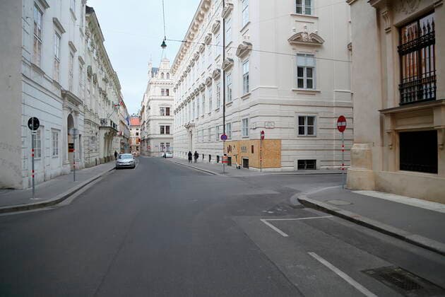 Coronakrise Wien: 4. harter Lockdown - Verlängerte Osterruhe Wien, Innere Stadt, 16.4.2021 Corona-Pandemie, Corona, Corona-Virus, CoV 2, Covid 19, Sars, Virus, Virusinfektion, Pandemie, CoronakriseKrise, Viruserkrankung, Coronavirus, SARS-CoV-2 Menschenleere Innenstadt Herrengasse Wien Austria