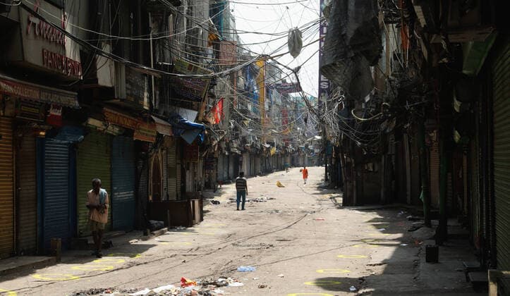 April 18, 2021, New Delhi, India: A deserted view of Sadar Bazar wholesale market for cosmetic, jewelry and household items, during the weekend lockdown imposed by the State government to curb the spike of coronavirus (Covid-19) cases. .Only essential services will be exempted from the lockdown, India reported 264,500 new Covid-19 infection cases, 1,501 deaths and 138,423 discharges in last 24 hours. New Delhi India - ZUMAs197 20210418_zaa_s197_066 Copyright: xNaveenxSharmax