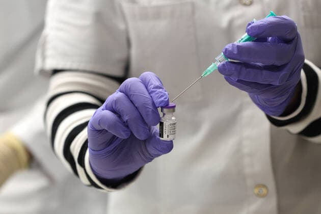 Elzach Themenbild - Impfdosen, Corona, Covid-19, Impfstoffanlieferung in einer Apotheke, Impfstoffverteilung an die Hausärzte und Hausarztpraxen Themenbild - Impfdosen, Corona, Covid-19, Impfstoffanlieferung in einer Apotheke, Impfstoffverteilung an die Hausärzte und Hausarztpraxen Impfspritze und Impfdosen, Impfstoff, Covid-19, Vaccine, Comirnaty, BNT 16262, Biontech, Pfizer sowie Astrazeneca werden in einer Apotheke in Kühlboxen angeliefert und an die Hausärzte, Hausarztpraxen verteilt. Featurebild, Symbolbild, Themenbild Copyright: xFleigx xEibner-Pressefotox EP_dfg