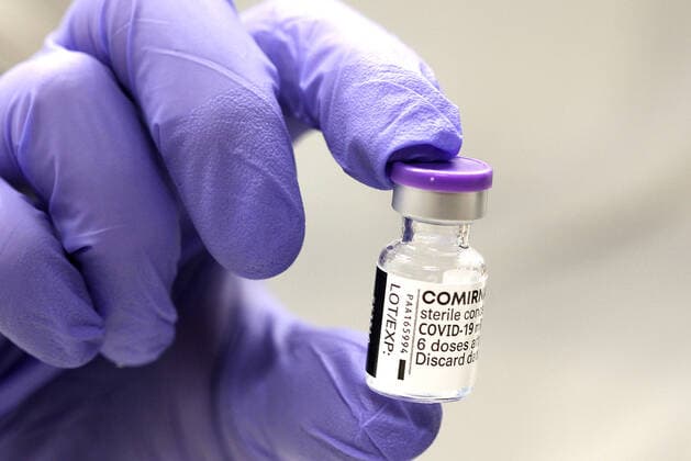 Elzach Themenbild - Impfdosen, Corona, Covid-19, Impfstoffanlieferung in einer Apotheke, Impfstoffverteilung an die Hausärzte und Hausarztpraxen Themenbild - Impfdosen, Corona, Covid-19, Impfstoffanlieferung in einer Apotheke, Impfstoffverteilung an die Hausärzte und Hausarztpraxen Impfdosen, Impfstoff, Covid-19, Vaccine, Comirnaty, BNT 16262, Biontech, Pfizer sowie Astrazeneca werden in einer Apotheke in Kühlboxen angeliefert und an die Hausärzte, Hausarztpraxen verteilt. Featurebild, Symbolbild, Themenbild Copyright: xFleigx xEibner-Pressefotox EP_dfg
