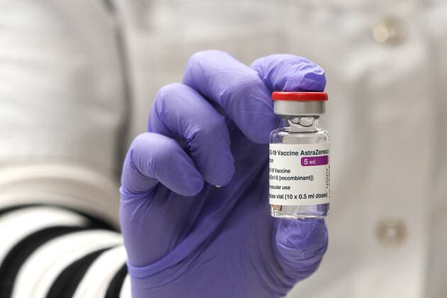 Elzach Themenbild - Impfdosen, Corona, Covid-19, Impfstoffanlieferung in einer Apotheke, Impfstoffverteilung an die Hausärzte und Hausarztpraxen Themenbild - Impfdosen, Corona, Covid-19, Impfstoffanlieferung in einer Apotheke, Impfstoffverteilung an die Hausärzte und Hausarztpraxen Impfdosen, Impfstoff, Covid-19, Vaccine, Comirnaty, BNT 16262, Biontech, Pfizer sowie Astrazeneca werden in einer Apotheke in Kühlboxen angeliefert und an die Hausärzte, Hausarztpraxen verteilt. Featurebild, Symbolbild, Themenbild Copyright: xFleigx xEibner-Pressefotox EP_dfg