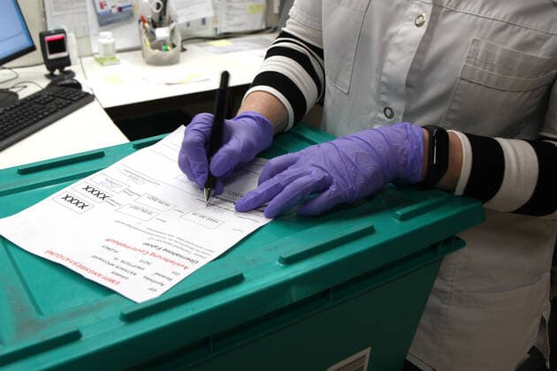Elzach Themenbild - Impfdosen, Corona, Covid-19, Impfstoffanlieferung in einer Apotheke, Impfstoffverteilung an die Hausärzte und Hausarztpraxen Themenbild - Impfdosen, Corona, Covid-19, Impfstoffanlieferung in einer Apotheke, Impfstoffverteilung an die Hausärzte und Hausarztpraxen Impfdosen, Impfstoff, Covid-19, Vaccine, Comirnaty, BNT 16262, Biontech, Pfizer sowie Astrazeneca werden in einer Apotheke in Kühlboxen angeliefert und an die Hausärzte, Hausarztpraxen verteilt. Featurebild, Symbolbild, Themenbild Copyright: xFleigx xEibner-Pressefotox EP_dfg