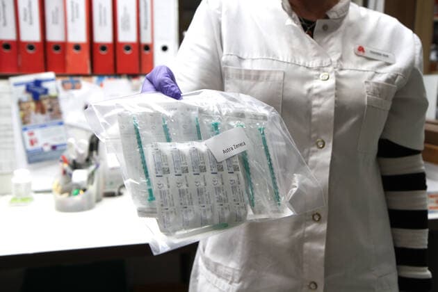 Elzach Themenbild - Impfdosen, Corona, Covid-19, Impfstoffanlieferung in einer Apotheke, Impfstoffverteilung an die Hausärzte und Hausarztpraxen Themenbild - Impfdosen, Corona, Covid-19, Impfstoffanlieferung in einer Apotheke, Impfstoffverteilung an die Hausärzte und Hausarztpraxen Impfdosen, Impfstoff, Covid-19, Vaccine, Comirnaty, BNT 16262, Biontech, Pfizer sowie Astrazeneca werden in einer Apotheke in Kühlboxen angeliefert und an die Hausärzte, Hausarztpraxen verteilt. Featurebild, Symbolbild, Themenbild Copyright: xFleigx xEibner-Pressefotox EP_dfg