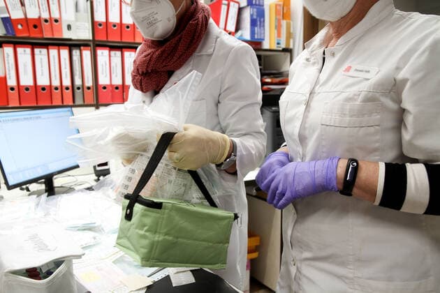Elzach Themenbild - Impfdosen, Corona, Covid-19, Impfstoffanlieferung in einer Apotheke, Impfstoffverteilung an die Hausärzte und Hausarztpraxen Themenbild - Impfdosen, Corona, Covid-19, Impfstoffanlieferung in einer Apotheke, Impfstoffverteilung an die Hausärzte und Hausarztpraxen Impfdosen, Impfstoff, Covid-19, Vaccine, Comirnaty, BNT 16262, Biontech, Pfizer sowie Astrazeneca werden in einer Apotheke in Kühlboxen angeliefert und an die Hausärzte, Hausarztpraxen verteilt. Featurebild, Symbolbild, Themenbild Copyright: xFleigx xEibner-Pressefotox EP_dfg