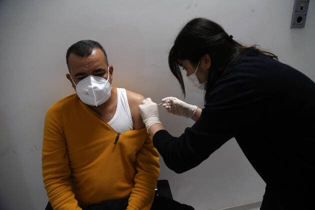 (210419) -- ANKARA, April 19, 2021 -- A man receives the COVID-19 vaccine in Ankara, Turkey, on April 19, 2021. Turkey on Monday reported 55,149 new COVID-19 cases, including 2,862 symptomatic patients, raising the total number in the country to 4,323,596, according to its health ministry. (Photo by Xinhua) TURKEY-ANKARA-COVID-19-CASES MustafaxKaya