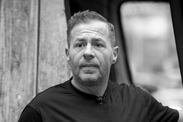 Der Schauspieler Willi HERREN ist in Koeln tot aufgefunden worden. Er wurde 45 Jahre alt. Willi HERREN, Schauspieler und Saenger, Portraet, PortrÅ t, Portrait, Angeschnittenes Einzelbild, Einzelmotiv, Praesentation und Eroeffnung von Willi Herrens Rievkooche Bud, seinem Reibekuchen-Imbiss in Frechen, Fototermin am 16.04.2021 in Frechen,