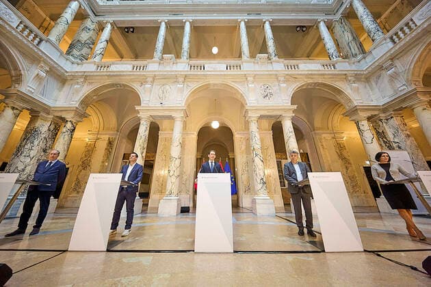- Wien 23.04.2021 - Coronavirus-Krise - Nach neuerlichen Beratungen der Regierung mit der Opposition, Fachleuten, den Landeshauptleute nund den Sozialpartnern gab es am Nachmittag im Weltmuseum eine Pressekonferenz zur geplanten Öffnungstrategie im Mai. PHOTO: (v.L)der Vizerektor der MedUni Wien, Oswald Wagner, Gesundheitsminister Wolfgang Mückstein (Grüne), Bundeskanzler Sebastian Kurz (ÖVP), Vizekanzler Werner Kogler (Grüne), Tourismusministerin Elisabeth Köstinger (ÖVP), Vienna (Austria) - Coronavirus crisis - After renewed consultations between the government and the opposition, experts, the provincial governors and the social partners, there was a press conference in the Federal Chancellery in the afternoon on the planned openi