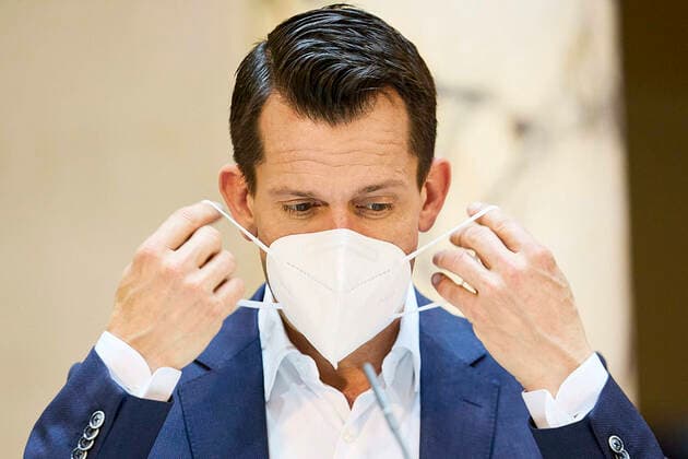 - Wien 23.04.2021 - Coronavirus-Krise - Nach neuerlichen Beratungen der Regierung mit der Opposition, Fachleuten, den Landeshauptleute nund den Sozialpartnern gab es am Nachmittag im Weltmuseum eine Pressekonferenz zur geplanten Öffnungstrategie im Mai. PHOTO: (v.L)der Vizerektor der MedUni Wien, Oswald Wagner, Gesundheitsminister Wolfgang Mückstein (Grüne), Bundeskanzler Sebastian Kurz (ÖVP), Vizekanzler Werner Kogler (Grüne), Tourismusministerin Elisabeth Köstinger (ÖVP), Vienna (Austria) - Coronavirus crisis - After renewed consultations between the government and the opposition, experts, the provincial governors and the social partners, there was a press conference in the Federal Chancellery in the afternoon on the planned openi