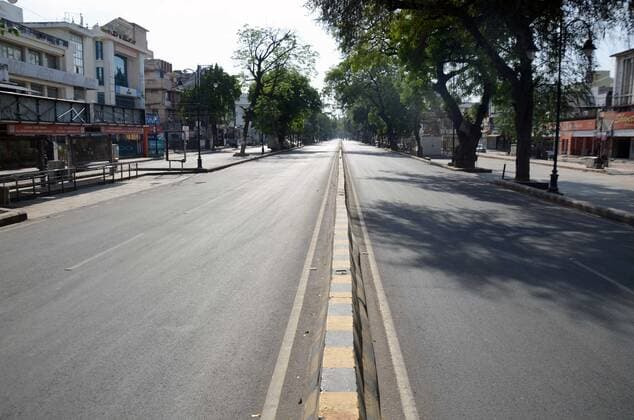 April 25, 2021, Prayagraj, Uttar Pradesh, India: Prayagraj: Road wears a desert look during government imposed weekend lockdown in wake of spread of CORONA virus in Prayagraj on Sunday, April 25, 2021. Prayagraj India - ZUMAv115 20210425_zap_v115_013 Copyright: xPrabhatxKumarxVermax
