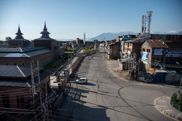 April 25, 2021, Srinagar, Jammu and Kashmir, India: A view of a deserted road during a one day curfew to curb the spread of COVID-19 in Srinagar..India has reported 346,786 new cases of COVID-19 for the previous 24 hours, with 2,624 deaths, the world™s highest daily toll since the pandemic begun last year. Overall, nearly 190,000 people have died from COVID in the country, while more than 16.6 million have been infected. Srinagar India - ZUMAs197 20210425_zaa_s197_059 Copyright: xIdreesxAbbasx