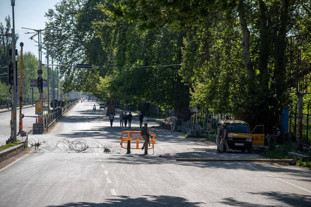 April 25, 2021, Srinagar, Jammu and Kashmir, India: Indian policemen stand on guard during a one day curfew to curb the spread of COVID-19 in Srinagar..India has reported 346,786 new cases of COVID-19 for the previous 24 hours, with 2,624 deaths, the world™s highest daily toll since the pandemic begun last year. Overall, nearly 190,000 people have died from COVID in the country, while more than 16.6 million have been infected. Srinagar India - ZUMAs197 20210425_zaa_s197_058 Copyright: xIdreesxAbbasx