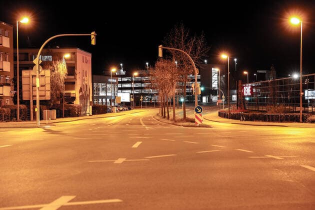 24.04.2021, Politik, Aktuelles, Ausgangssperre, Dortmund, Bundesnotbremse, Bevölkerungsschutzgesetz, Infektionsschutzgesetz, Notbremse, Lockdown, Corona. Leere Kreuzung in Dortmund Hörde Dormtund Phoenixsee NRW Deutschland xRHR-FOTO DEx