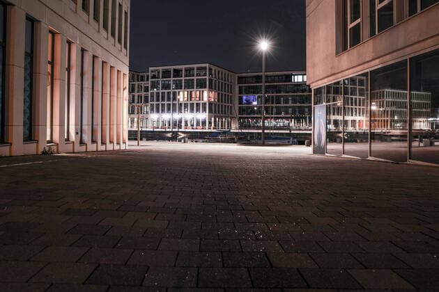 24.04.2021, Politik, Aktuelles, Ausgangssperre, Dortmund, Bundesnotbremse, Bevölkerungsschutzgesetz, Infektionsschutzgesetz, Notbremse, Lockdown, Corona. Leere Gehwege am Phoenixsee Dormtund Phoenixsee NRW Deutschland xRHR-FOTO DEx