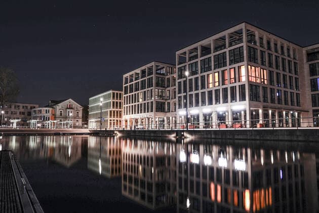 24.04.2021, Politik, Aktuelles, Ausgangssperre, Dortmund, Bundesnotbremse, Bevölkerungsschutzgesetz, Infektionsschutzgesetz, Notbremse, Lockdown, Corona. Menschenleere Promenade am Phoenixsee. Dormtund NRW Deutschland xRHR-FOTO DEx