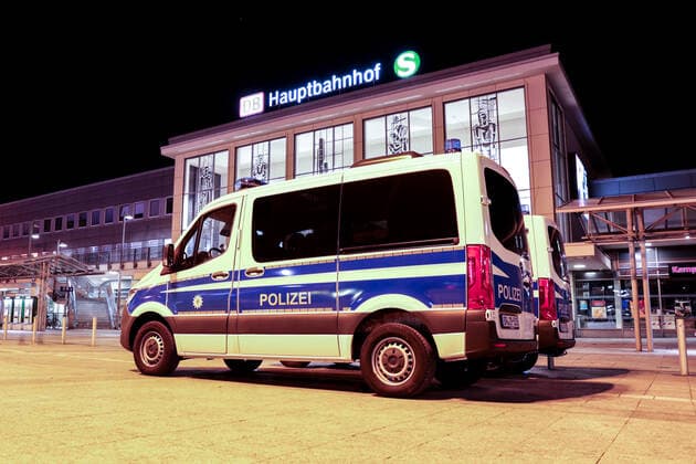 24.04.2021, Politik, Aktuelles, Ausgangssperre, Dortmund, Bundesnotbremse, Bevölkerungsschutzgesetz, Infektionsschutzgesetz, Notbremse, Lockdown, Corona. Einsatzfahrzeuge der Bundespolizei vor dem Dortmunder Hauptbahnhof. Dormtund NRW Deutschland xRHR-FOTO DEx
