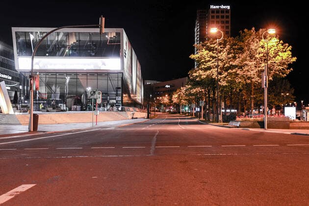 24.04.2021, Politik, Aktuelles, Ausgangssperre, Dortmund, Bundesnotbremse, Bevölkerungsschutzgesetz, Infektionsschutzgesetz, Notbremse, Lockdown, Corona. Der leere Wallring mit Blick auf das Deutsche Fussballmuseum und das Harenberg City-Center. Dormtund NRW Deutschland xRHR-FOTO DEx