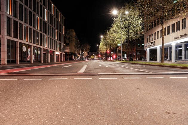 24.04.2021, Politik, Aktuelles, Ausgangssperre, Dortmund, Bundesnotbremse, Bevölkerungsschutzgesetz, Infektionsschutzgesetz, Notbremse, Lockdown, Corona. Die Hohe Straße in Dortmund während der Ausgangsperre. Dormtund NRW Deutschland xRHR-FOTO DEx