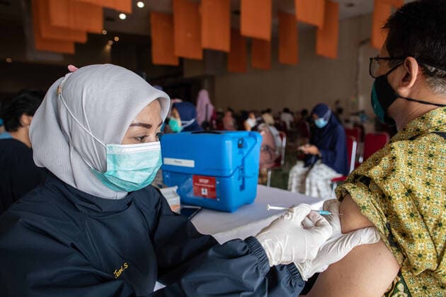 April 28, 2021, Tangerang Selatan, Banten, Indonesia: South Tangerang, Banten, Indonesia, 28 April 2021 : Vaccination for teachers and elderly at South Tangerang, Banten, Indonesia. Indonesia in pushing for coverage vaccination in 2021 to have communal immune, while variant covid19 mutated already hit India like tsunami wave. Tangerang Selatan Indonesia - ZUMAh128 20210428_zap_h128_007 Copyright: xDonalxHusnix