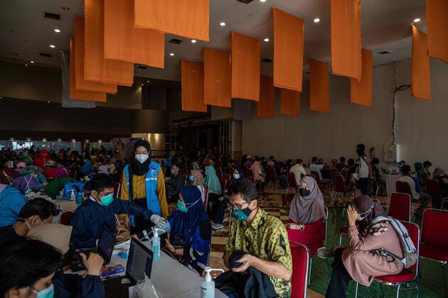 April 28, 2021, Tangerang Selatan, Banten, Indonesia: South Tangerang, Banten, Indonesia, 28 April 2021 : Vaccination for teachers and elderly at South Tangerang, Banten, Indonesia. Indonesia in pushing for coverage vaccination in 2021 to have communal immune, while variant covid19 mutated already hit India like tsunami wave. Tangerang Selatan Indonesia - ZUMAh128 20210428_zap_h128_012 Copyright: xDonalxHusnix