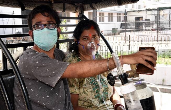 (210428) -- PATNA, April 28, 2021 -- A COVID-19 patient with oxygen support arrives at a hospital in Patna, India, April 28, 2021. India s death toll due to COVID-19 surpassed the 200,000-mark, reaching 201,187 on Wednesday, said federal health ministry. As many as 3,293 deaths took place during the past 24 hours, which is the maximum for a daily death record so far this year. Besides, as many as 360,960 new cases were registered since Tuesday morning, taking the total tally to 17,997,267, according to the data released by the federal health ministry. This is the highest single-day spike in COVID-19 cases ever since the pandemic broke out in the country. (Str Xinhua) INDIA-PATNA-COVID-19-PATIENTS Stringer