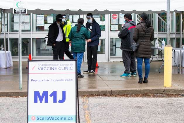 (210428) -- TORONTO, April 28, 2021 -- People arrive at a COVID-19 vaccination clinic in Toronto, Canada, on April 28, 2021. Canada reported 5,071 new COVID-19 cases as of Wednesday afternoon, bringing the total number to 1,200,057, including 24,106 deaths and 101,586 variants, according to CTV. (Photo by Xinhua) CANADA-TORONTO-COVID-19 CASES-1.2 MLN ZouxZheng