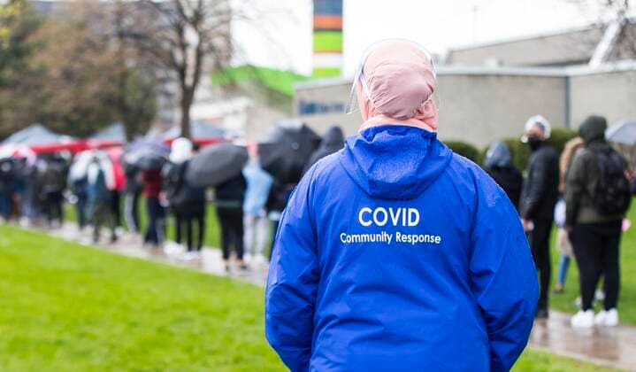 (210428) -- TORONTO, April 28, 2021 -- People line up to enter a COVID-19 vaccination clinic in Toronto, Canada, on April 28, 2021. Canada reported 5,071 new COVID-19 cases as of Wednesday afternoon, bringing the total number to 1,200,057, including 24,106 deaths and 101,586 variants, according to CTV. (Photo by Xinhua) CANADA-TORONTO-COVID-19 CASES-1.2 MLN ZouxZheng