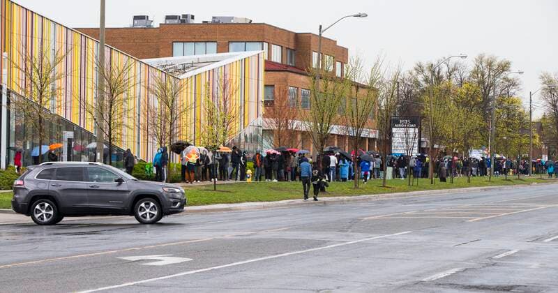 (210428) -- TORONTO, April 28, 2021 -- People line up to enter a COVID-19 vaccination clinic in Toronto, Canada, on April 28, 2021. Canada reported 5,071 new COVID-19 cases as of Wednesday afternoon, bringing the total number to 1,200,057, including 24,106 deaths and 101,586 variants, according to CTV. (Photo by Xinhua) CANADA-TORONTO-COVID-19 CASES-1.2 MLN ZouxZheng