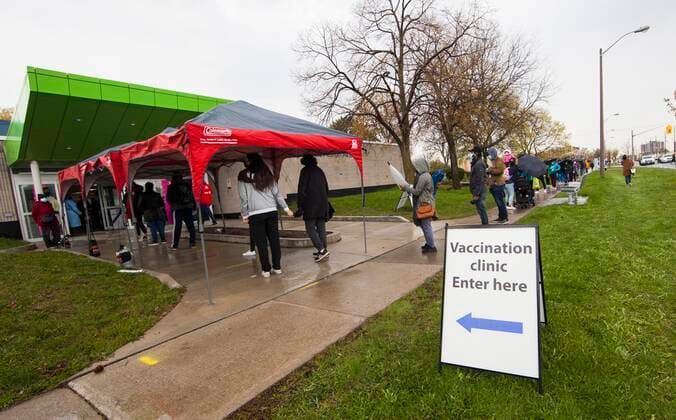 (210428) -- TORONTO, April 28, 2021 -- People line up to enter a COVID-19 vaccination clinic in Toronto, Canada, on April 28, 2021. Canada reported 5,071 new COVID-19 cases as of Wednesday afternoon, bringing the total number to 1,200,057, including 24,106 deaths and 101,586 variants, according to CTV. (Photo by Xinhua) CANADA-TORONTO-COVID-19 CASES-1.2 MLN ZouxZheng