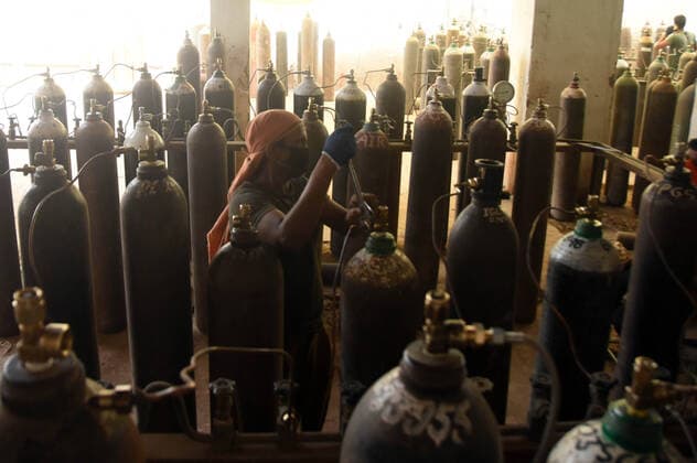 April 29, 2021, Prayagraj, Uttar Pradesh, India: Prayagraj: A worker refill medicated oxygen cylinder at a refilling plant in Prayagraj on Thursday, April 29, 2021. Prayagraj India - ZUMAv115 20210429_zap_v115_011 Copyright: xPrabhatxKumarxVermax