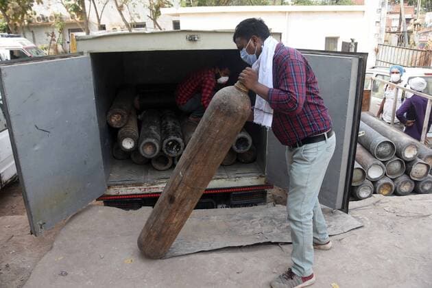 April 29, 2021, Prayagraj, Uttar Pradesh, India: Prayagraj: A worker carry to refill medicated oxygen cylinder at a refilling plant in Prayagraj on Thursday, April 29, 2021. Prayagraj India - ZUMAv115 20210429_zap_v115_012 Copyright: xPrabhatxKumarxVermax