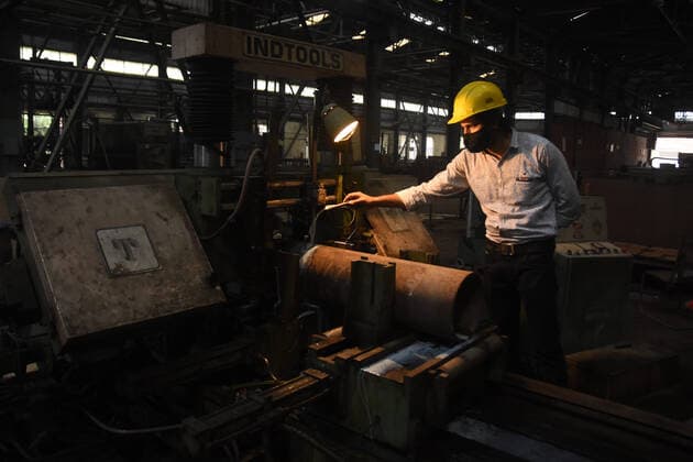 April 29, 2021, Prayagraj, Uttar Pradesh, India: Prayagraj: Workers making oxygen cylinder at Bharat Pump and Compressor limited(BPCL), public sector unit located in Naini area, amid a countrywide hike in coronavirus cases in Prayagraj on Thursday, April 29, 2021. Prayagraj India - ZUMAv115 20210429_zap_v115_014 Copyright: xPrabhatxKumarxVermax