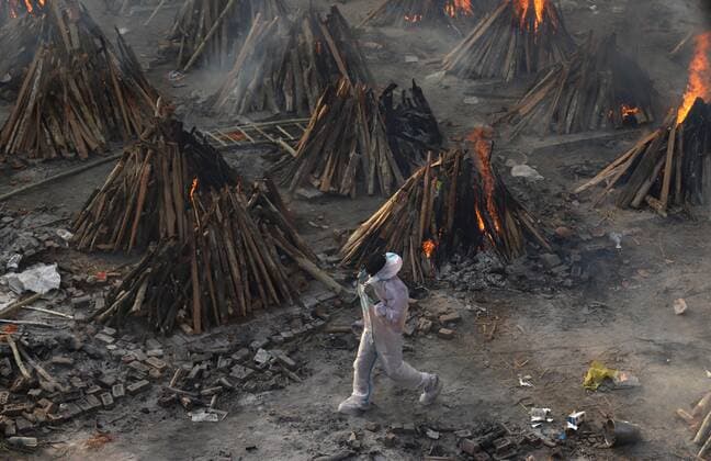 May 1, 2021, New Delhi, New Delhi, India: Covid 19 victims being cremated at Gazipur crematorium on May 1, 2021 in New Delhi, India..As many as 4,01,993 more people tested positive for Covid-19 in the last 24 hours, taking the cumulative caseload to 1,91,64,969, said the Union health ministry on Saturday. This is the highest number of new infections ever recorded in a day across the globe. New Delhi India - ZUMAp176 20210501_zip_p176_024 Copyright: xVijayxPandeyx