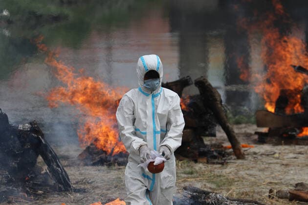 May 3, 2021, Kathmandu, Bagmati, Nepal: A worker in full PPE gear as multiple Covid-19 victims are cremated on the banks of the Bagmati River at Pashupati, Kathmandu. Nepal reported an all-time high of 7,448 new COVID-19 cases, pushing the caseload to 343,418, while the death toll rose to 3,362 with 37 fatalities. In neighboring India Covid cases and deaths are spiking. And only about 26 million people have been fully vaccinated out of a population of 1.4 billion. Kathmandu Nepal - ZUMAd164 20210503_zip_d164_011 Copyright: xAryanxDhimalx