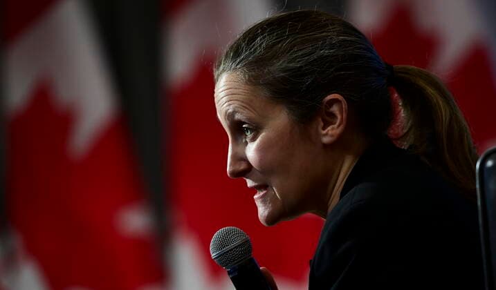 Kanada, Finanzministerin Chrystia Freeland und Justin Trudeau in Ottawa May 3, 2021, Ottawa, on, Canada: Deputy Prime Minister, not shown, and Minister of Finance Chrystia Freeland joins Prime Minister Justin Trudeau as they participate in a virtual discussion from Ottawa on Monday, May 3, 2021, with seniors from Residence Memphremagog in Magog, Quebec. Ottawa Canada - ZUMAc35_ 20210503_zaf_c35_062 Copyright: xSeanxKilpatrickx