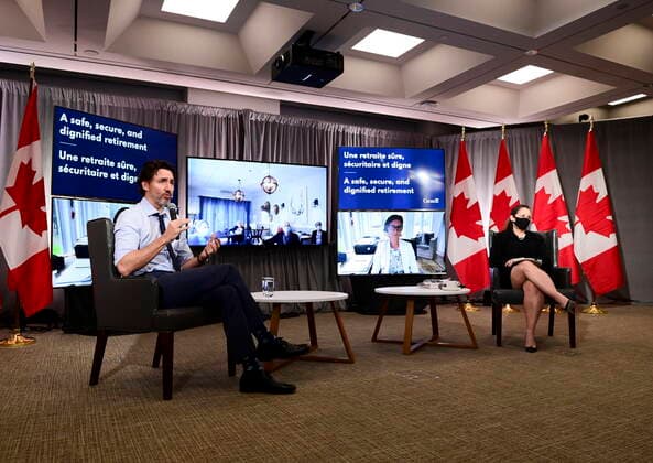 Kanada, Finanzministerin Chrystia Freeland und Justin Trudeau in Ottawa May 3, 2021, Ottawa, on, Canada: Prime Minister Justin Trudeau and Deputy Prime Minister and Minister of Finance Chrystia Freeland, participate in a virtual discussion from Ottawa on Monday, May 3, 2021, with seniors from Residence Memphremagog in Magog, Quebec. Also virtually in attendance is Member of Parliament for Brome-Missisquoi Lyne Bessette. Ottawa Canada - ZUMAc35_ 20210503_zaf_c35_067 Copyright: xSeanxKilpatrickx