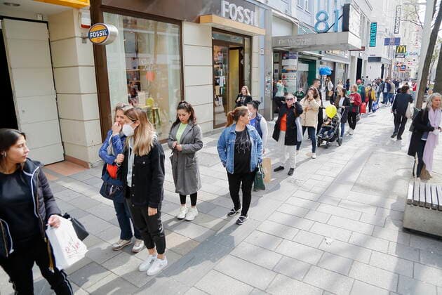 Coronakrise: Lockdown - Ende in Wien am 3. Mai Wien, Mariahilf, 03.05.2021 Nach 32 Tagen im Ost-Lockdown durften der Handel und die sogenannten körpernahen Dienstleister in Wien und Niederösterreich wieder aufsperren. Corona-Pandemie, Corona, Corona-Virus, CoV 2, Covid 19, Sars, Virus, Virusinfektion, Pandemie, CoronakriseKrise, Viruserkrankung, Coronavirus, SARS-CoV-2 Lange Menschenschlangen vor den Geschäften Belebte Mariahilferstraße Shoppen Einkaufen Wien Austria