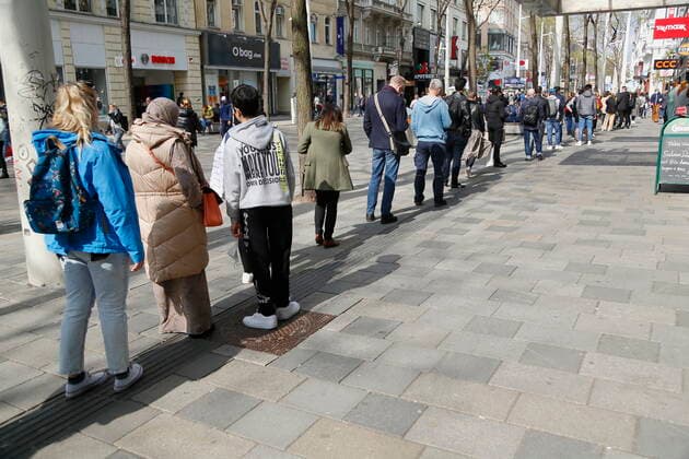 Coronakrise: Lockdown - Ende in Wien am 3. Mai Wien, Mariahilf, 03.05.2021 Nach 32 Tagen im Ost-Lockdown durften der Handel und die sogenannten körpernahen Dienstleister in Wien und Niederösterreich wieder aufsperren. Corona-Pandemie, Corona, Corona-Virus, CoV 2, Covid 19, Sars, Virus, Virusinfektion, Pandemie, CoronakriseKrise, Viruserkrankung, Coronavirus, SARS-CoV-2 Lange Menschenschlangen vor den Geschäften Belebte Mariahilferstraße Shoppen Einkaufen Wien Austria