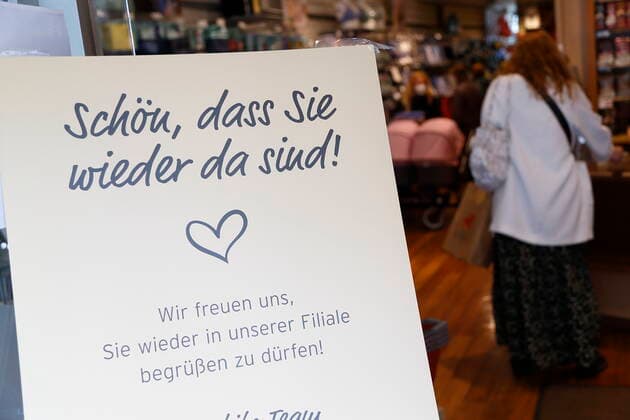 Coronakrise: Lockdown - Ende in Wien am 3. Mai Wien, Mariahilf, 03.05.2021 Nach 32 Tagen im Ost-Lockdown durften der Handel und die sogenannten körpernahen Dienstleister in Wien und Niederösterreich wieder aufsperren. Corona-Pandemie, Corona, Corona-Virus, CoV 2, Covid 19, Sars, Virus, Virusinfektion, Pandemie, CoronakriseKrise, Viruserkrankung, Coronavirus, SARS-CoV-2 Aufschrift Schön, dass Sie wieder da sind! Shoppen, Einkaufen Wien Austria