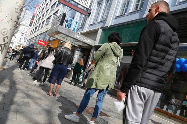 Coronakrise: Lockdown - Ende in Wien am 3. Mai Wien, Mariahilf, 03.05.2021 Nach 32 Tagen im Ost-Lockdown durften der Handel und die sogenannten körpernahen Dienstleister in Wien und Niederösterreich wieder aufsperren. Corona-Pandemie, Corona, Corona-Virus, CoV 2, Covid 19, Sars, Virus, Virusinfektion, Pandemie, CoronakriseKrise, Viruserkrankung, Coronavirus, SARS-CoV-2 Lange Menschenschlangen vor den Geschäften Belebte Mariahilferstraße Shoppen Einkaufen Wien Austria