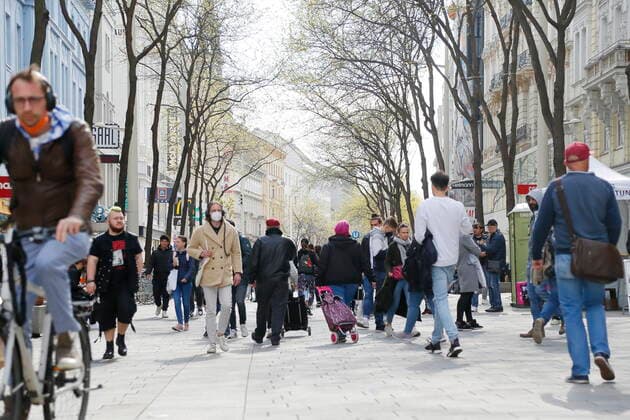 Coronakrise: Lockdown - Ende in Wien am 3. Mai Wien, Mariahilf, 03.05.2021 Nach 32 Tagen im Ost-Lockdown durften der Handel und die sogenannten körpernahen Dienstleister in Wien und Niederösterreich wieder aufsperren. Corona-Pandemie, Corona, Corona-Virus, CoV 2, Covid 19, Sars, Virus, Virusinfektion, Pandemie, CoronakriseKrise, Viruserkrankung, Coronavirus, SARS-CoV-2 Belebte Mariahilferstraße Shoppen, Einkaufen Wien Austria