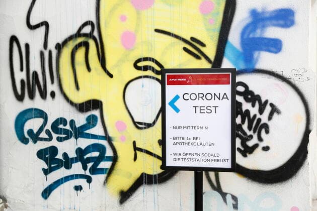 Coronakrise: Lockdown - Ende in Wien am 3. Mai Wien, Mariahilf, 03.05.2021 Nach 32 Tagen im Ost-Lockdown durften der Handel und die sogenannten körpernahen Dienstleister in Wien und Niederösterreich wieder aufsperren. Corona-Pandemie, Corona, Corona-Virus, CoV 2, Covid 19, Sars, Virus, Virusinfektion, Pandemie, CoronakriseKrise, Viruserkrankung, Coronavirus, SARS-CoV-2 Aufschrift Tefel Apotheke kostenloser Coronatest Coronatest, Antigen - Test, PCR - Test, Antigen-Test, PCR-Test, Schnelltest, Teststation Graffiti Wien Austria