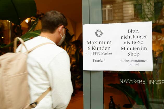 Coronakrise: Lockdown - Ende in Wien am 3. Mai Wien, Mariahilf, 03.05.2021 Nach 32 Tagen im Ost-Lockdown durften der Handel und die sogenannten körpernahen Dienstleister in Wien und Niederösterreich wieder aufsperren. Corona-Pandemie, Corona, Corona-Virus, CoV 2, Covid 19, Sars, Virus, Virusinfektion, Pandemie, CoronakriseKrise, Viruserkrankung, Coronavirus, SARS-CoV-2 Calliena Shop Tafel Hinweis Maximum 6 Kunden FFP - Maske, FFP2 - Maske, Mund - Nasenschutzmasken, Atemschutzmaske, Atemmaske, Gesichtsmaske, Mund-Nasen-Masken, Schutzmaske, MNS, Mund-Nasen-Schutz, Einwegmasken, Einwegmaske, Papiermasken Wien Austria