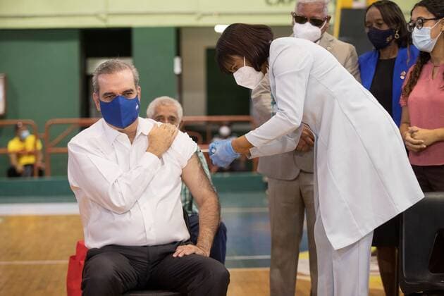 SANTO DOMINGO (DOMINICAN REPUBLIC), 05 05 2021.- The Dominican president Luis Abinader receive the Sinovac vaccine against COVID-19, two and a half months after the country began to immunize its population for the disease, in Santo Domingo, Dominican Republic, 05 May 2021. The 53-year-old ruler received the serum at the San Carlos Club, in the capital, before the cameras of different media, and later rested for 15 minutes. Abinader said last Monday that he would only receive a single dose against covid-19 because he still has antibodies against the disease, since he was infected in June 2020, when he was a candidate for the elections in which the head of state won. EFE Orlando Barría The Dominican president receives the vaccine against co Copyright: xOrlandoxBarríax AME5252 20210505-637558336844241741