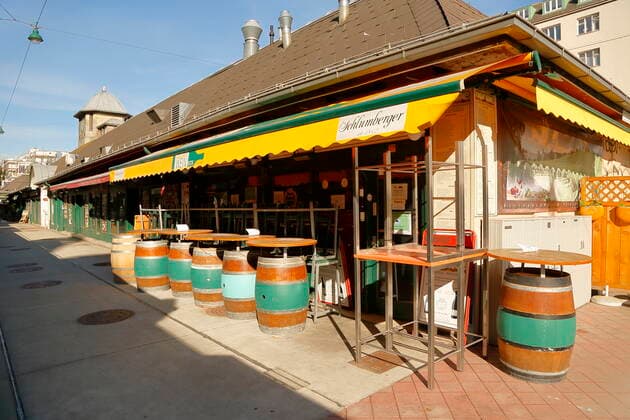 Coronakrise: Gastronomie öffnet wieder am 19. Mai Wien, 06.05.2021 Corona-Pandemie, Corona, Corona-Virus, CoV 2, Covid 19, Sars, Virus, Virusinfektion, Pandemie, CoronakriseKrise, Viruserkrankung, Coronavirus, SARS-CoV-2 Wiener Naschmarkt geschlossene Gastronomie Gastgarten, Schanigarten-Schani-Garten WeinEck Lockdown geschlossen Wien Austria