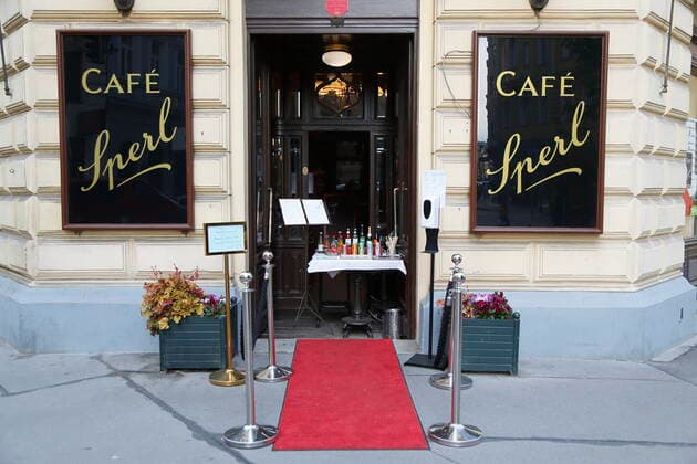 Coronakrise: Gastronomie öffnet wieder am 19. Mai Wien, 06.05.2021 Corona-Pandemie, Corona, Corona-Virus, CoV 2, Covid 19, Sars, Virus, Virusinfektion, Pandemie, CoronakriseKrise, Viruserkrankung, Coronavirus, SARS-CoV-2 Cafe Sperl Entree Eingang Take Away, Selbstabholung, Lieferung, Abholung, Zustellung, Lokal, Kaffeehaus Lockdown Wien Austria