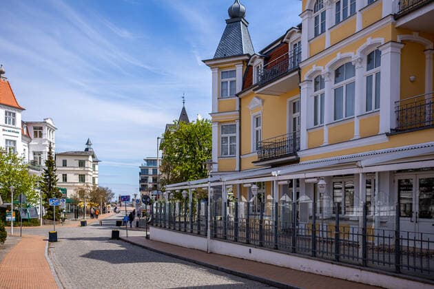 Touristen Fehlanzeige. Leere Straßen im kleinen Seebad Bansin. GER, Usedom, Kaiserbäder, Basin, Heringsdorf, Seebad, Vorpommern-Greifswald, Mecklenburg-Vorpommern, Reise, Urlaub, Ostsee, Strand Bansin Mecklenburg-Vorpommern Deutschland Ortskern