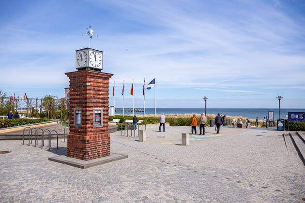 Fünf vor Zwölf. Nur wenige Tagestouristen haben sich am ersten warmen Wochenende in das Seebad Bansin verirrt. GER, Usedom, Kaiserbäder, Basin, Heringsdorf, Seebad, Vorpommern-Greifswald, Mecklenburg-Vorpommern, Reise, Urlaub, Ostsee, Strand Bansin Mecklenburg-Vorpommern Deutschland Strandpromenade
