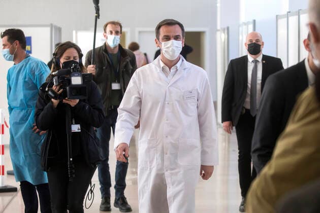 Montrouge, France May 11, 2021 - French Health Minister visits a vaccination center and meets with mobilized professionals - French Health Minister Olivier Veran NEWS, POLITIQUE, CENTRE VACCINATION, COVID-19, CORONAVIRUS, SANTE, PROFESSIONNEL DE SANTE, VERAN, BLOUSE BLANCHE Copyright: xVincentxIsorex