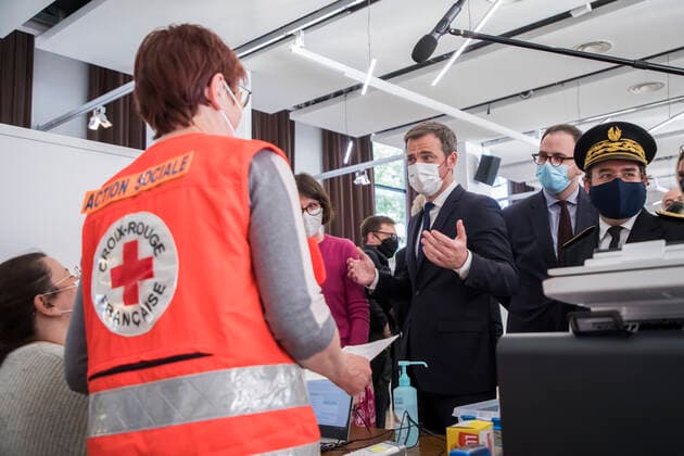 Montrouge, France May 11, 2021 - French Health Minister visits a vaccination center and meets with mobilized professionals - French Health Minister Olivier Veran NEWS, POLITIQUE, CENTRE VACCINATION, COVID-19, CORONAVIRUS, SANTE, PROFESSIONNEL DE SANTE, VERAN, CROIX ROUGE Copyright: xVincentxIsorex